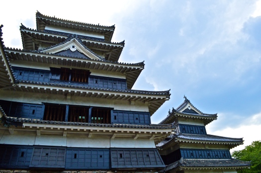 Inui Kotenshu (part on the right) that from the outside appears to have three stories but actually has four, the hidden floor concealing defences. This minor keep is structurally independent of the main tower but is connected via a roofed passage.