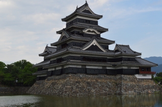 Matsumoto Castle is a flatland castle (hirajiro) because it is not built on a hilltop or amid rivers, but on a plain. Its complete defences would have included an extensive system of inter-connecting walls, moats and gatehouses.